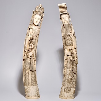 Een paar uitzonderlijk grote Chinese ivoren figuren van een keizer en zijn vrouw, 19e eeuw